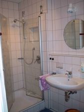 Dusche und Waschbecken