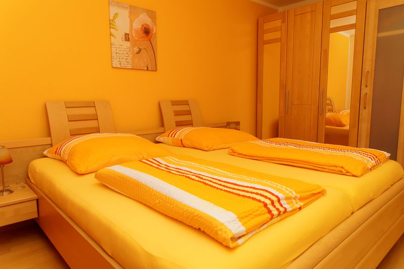 Schlafzimmer mit großem Kleiderschrank